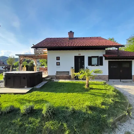 Vikendica Pocitniska Hiska Pri Lipi Dramlje